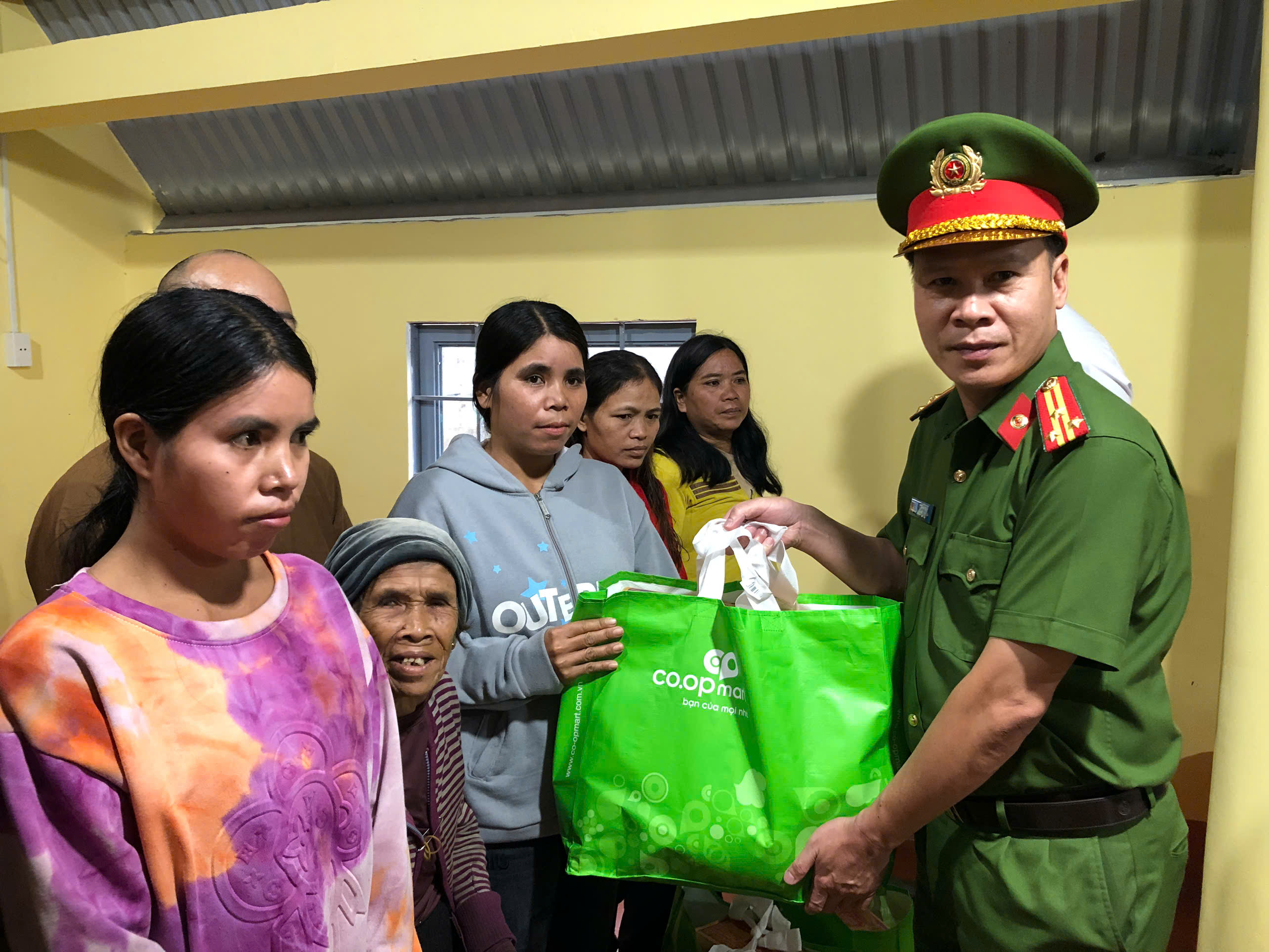 Công an xã Quảng Phú phối hợp với Chùa Hoa Nghiêm thăm tặng quà các hộ có hoàn cảnh khó khăn